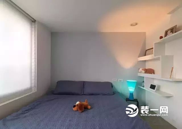 户型:loft 面积:46平米 风格:现代风格 黑色显高级。 从餐厅望向客厅,设计的很简洁大气。 吧台设计。 客厅和餐厅开放式的设计,视觉上空间更加的宽敞大气。 现代风格设计,很符合年轻人的选择。 洗手台设计。 吧台设计。 卧室,卧室整体以白色和灰色为主,显高级大气。