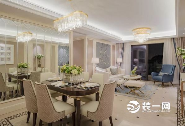 设计中搭配了很多现代经典家具和艺术品,家具和摆设的选择都是充分考虑了空间的整体性,色彩和软饰品丝毫不显得多余,在功能和使用上做到了极大的协调,让整个空间熠熠生辉。 每个空间的设计,都是符合既定场景和使用需求,没有过分的渲染和浮夸,这样的设计是真的凸显优雅。